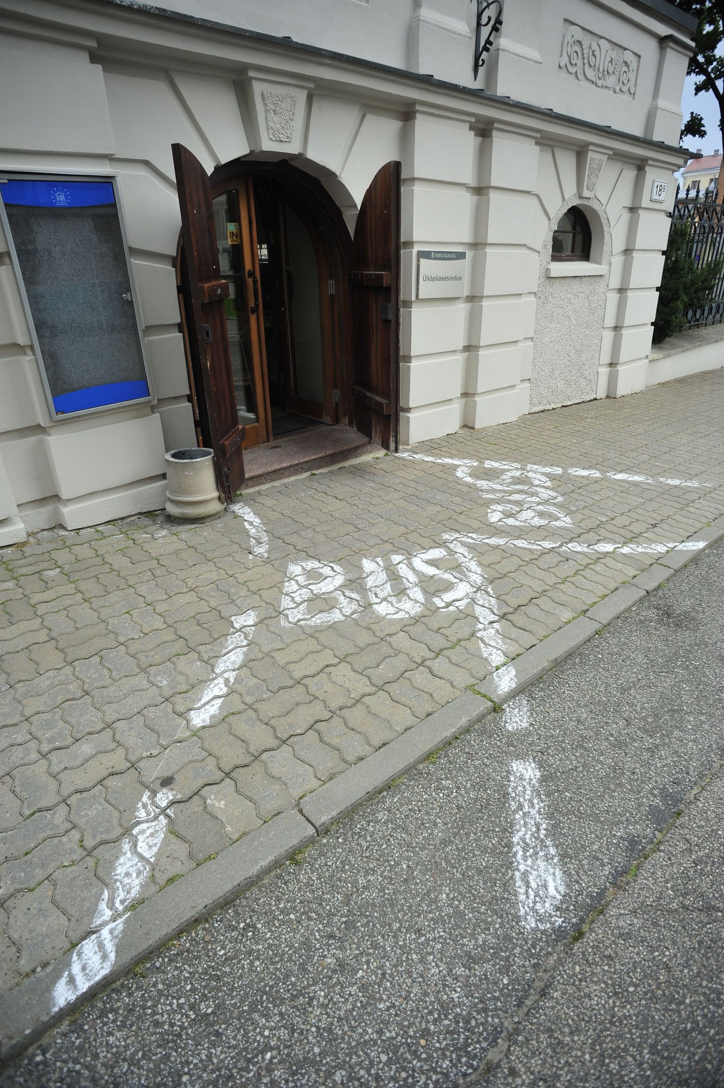 Tartu Ülikooli üliõpilasesinduse ukse ette on maha joonistatud bussirada.