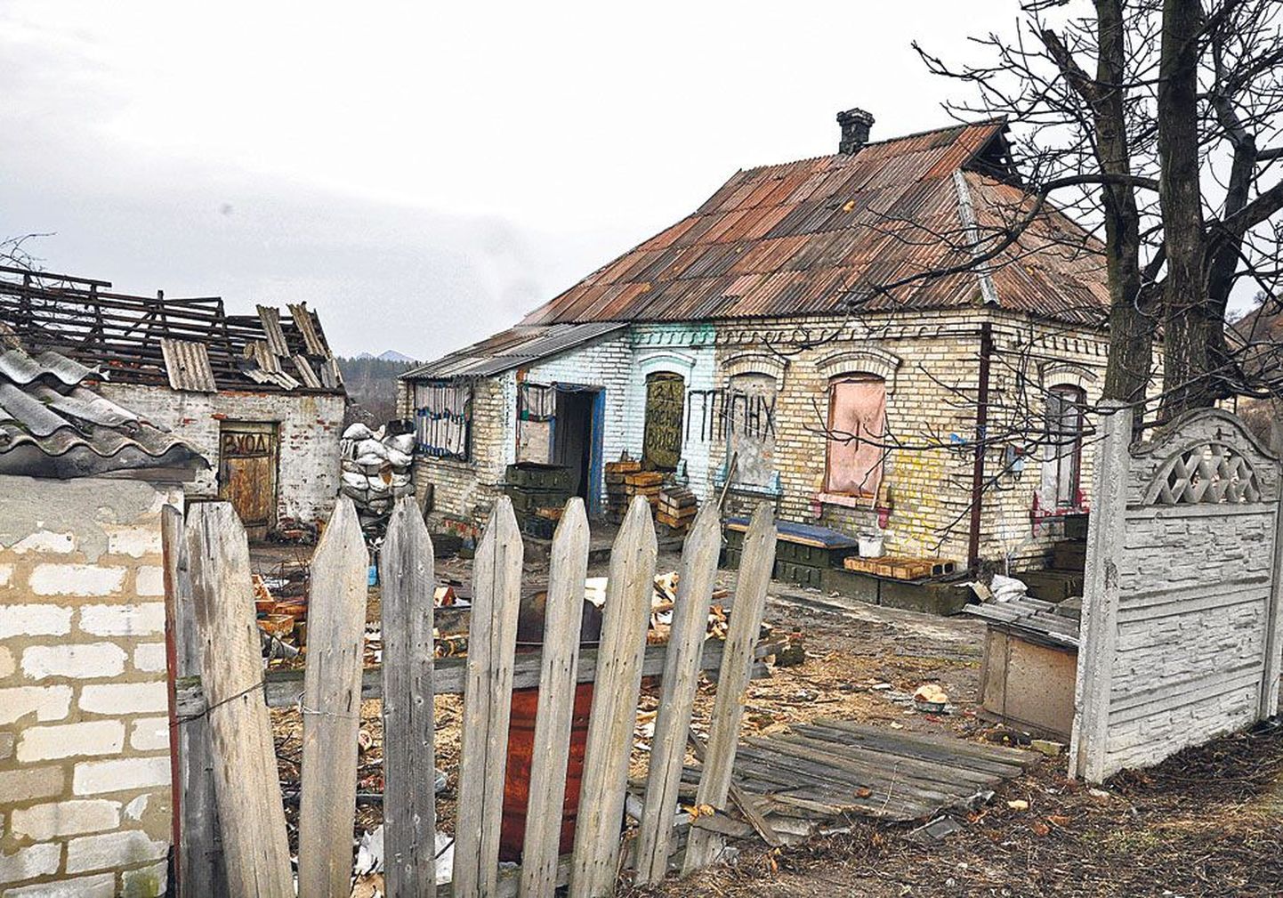 Типичная позиция украинской армии в одном из жилых домов Марьинки, обитатели которого оставили свое жилище.