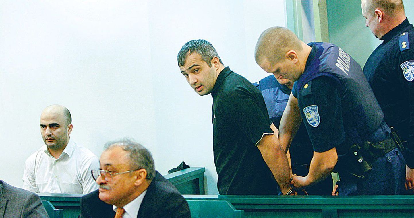 Aserid Ahliman Zeinalov (valges särgis, istub) ja Mirza Jamalov toodi kohtusse rauduskäsi ja tugevdatud valve all.