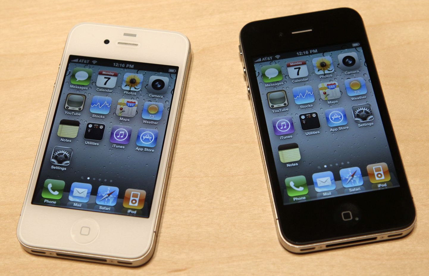 iPhone 4 - в белом и черном корпусе.