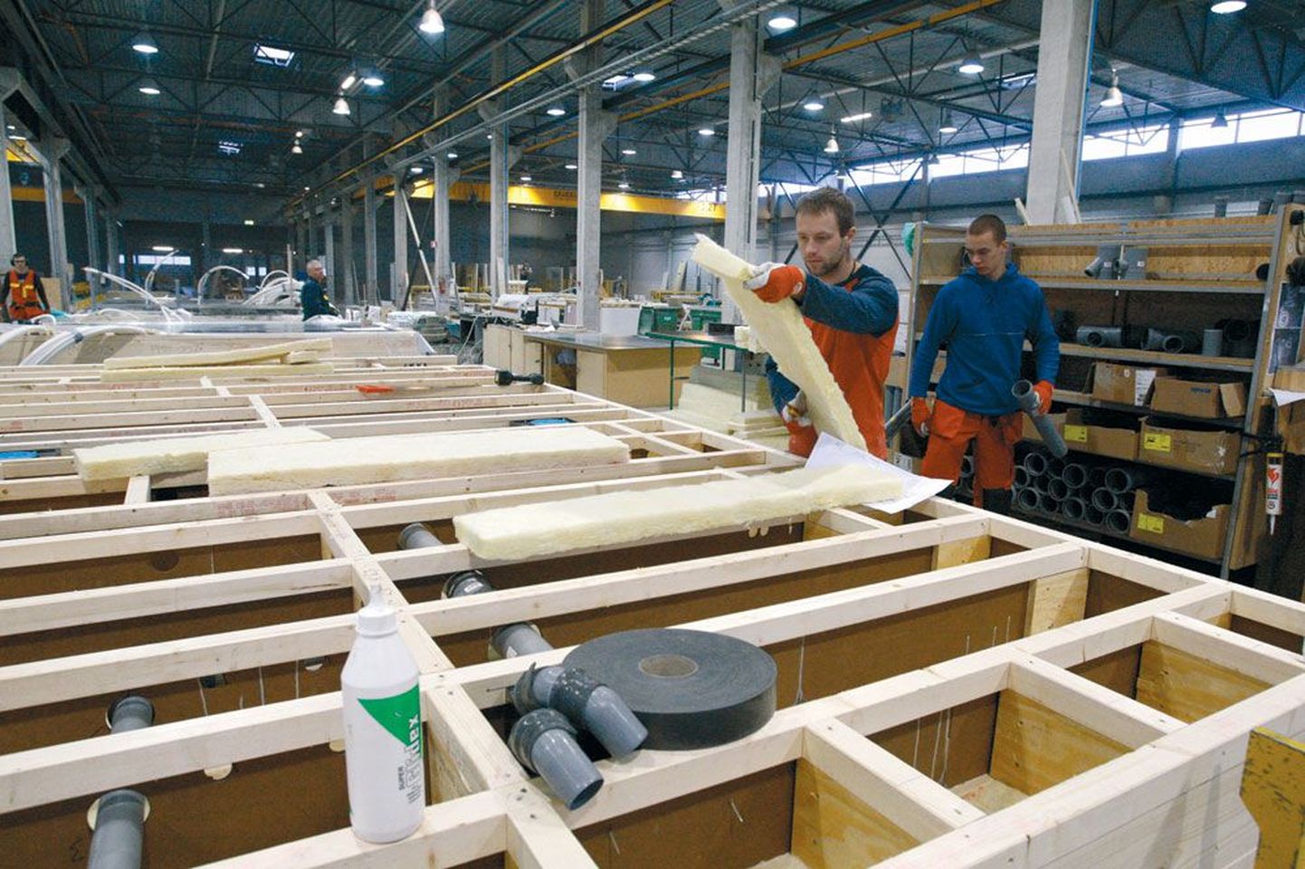Kõik Kodumaja ehitised valmistatakse ruumiliste elementidena Tartu tehases. Töömehed Heiki Hurt ja Mart Ehrlich tegid eile ennelõunal parasjagu ühe samuti Norrasse mineva kortermaja vannitoa põrandat.