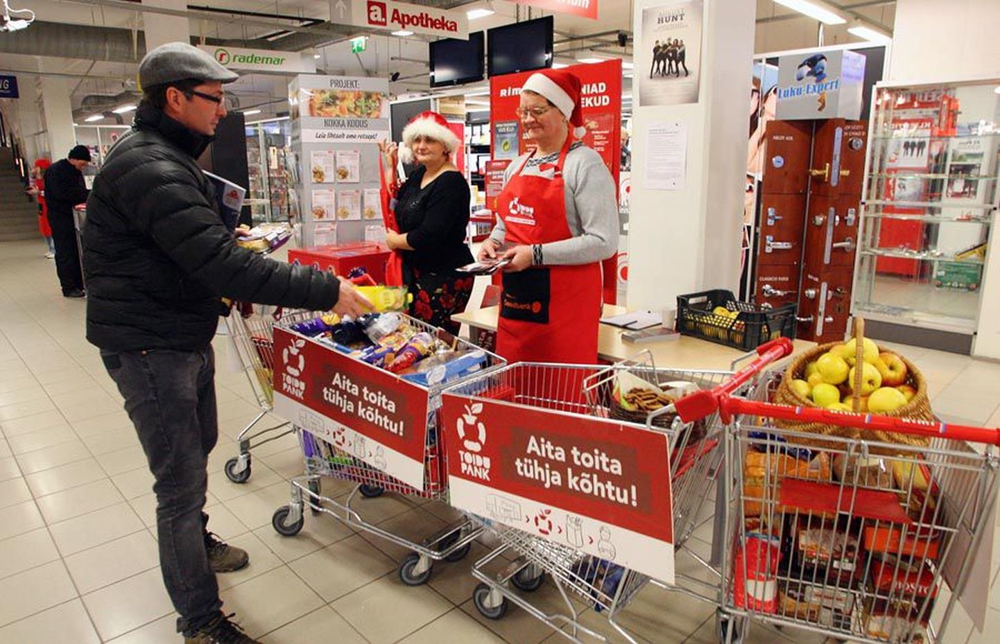 Annetajad said toidukauba jätta kogumiskärudesse. Pildil jagavad kampaania kohta infot Viljandi toidupanga vabatahtlikud Anžella Kaljula (keskel) ja Helje Hunt (paremal).