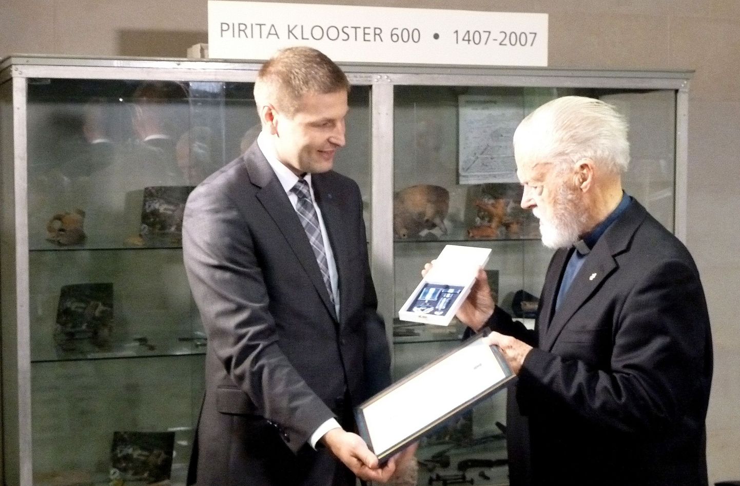 Siseminister Hanno Pevkur andis Vello Salole üle teenetemärgi.