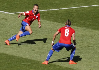 Tšiili koondise staarid Alexis Sanchez (vasakul) ja Arturo Vidal on üleminekuturul kõrges hinnas.