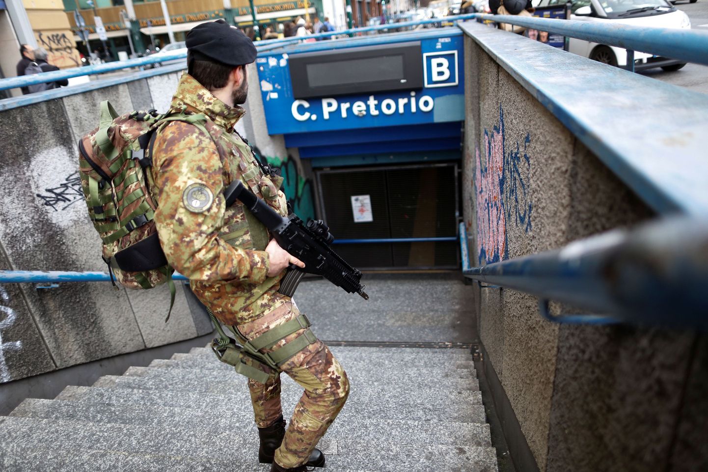 Sõdur evakueeritud Rooma metroojaama ees.