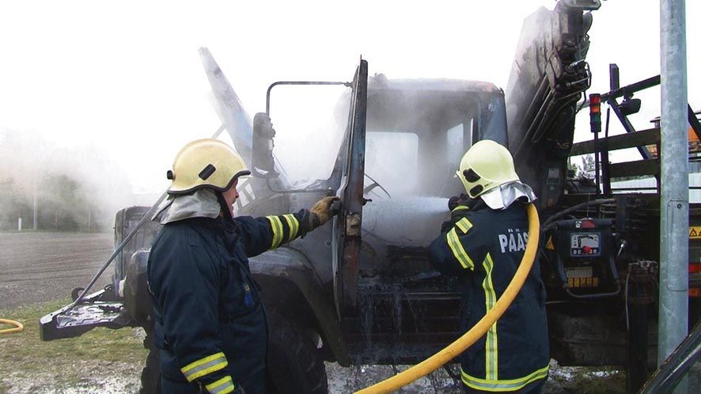 Sellel septembri lõpus tehtud fotol kustutavad Paide päästjad Pärnu tänaval põlema läinud veoautot, kuid sageli tuleb neil palju ohtlikumaid ülesandeid täita.