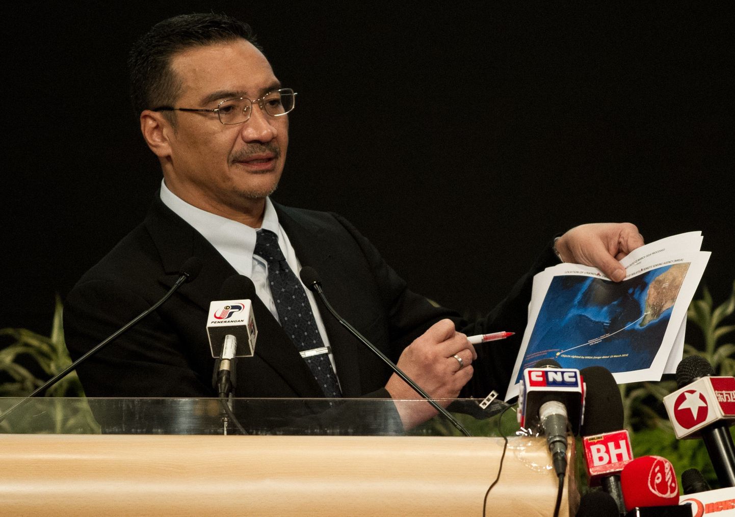 Malaisia transpordiminister Hishammuddin Hussein näitas täna uusi satelliidifotosid.