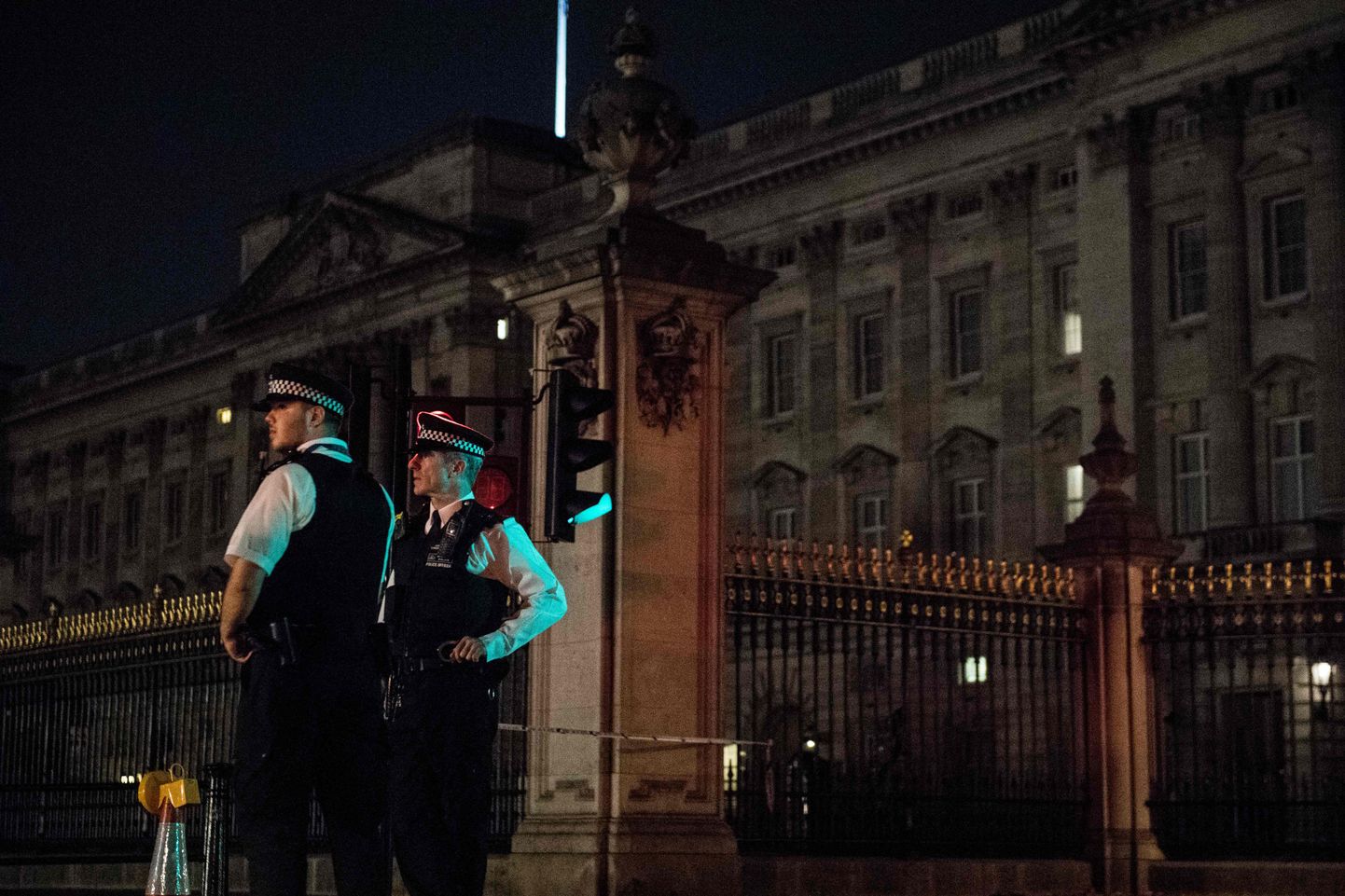 Politseinikud pärast rünnakut Buckinghami palee juures.