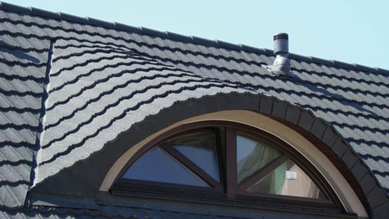 Крыша из металлочерепицы Metrotile состоит из стальных листов алюмоцинка небольшого размера, при укладке очень мало обрезков материала. www.vinteko.lv 