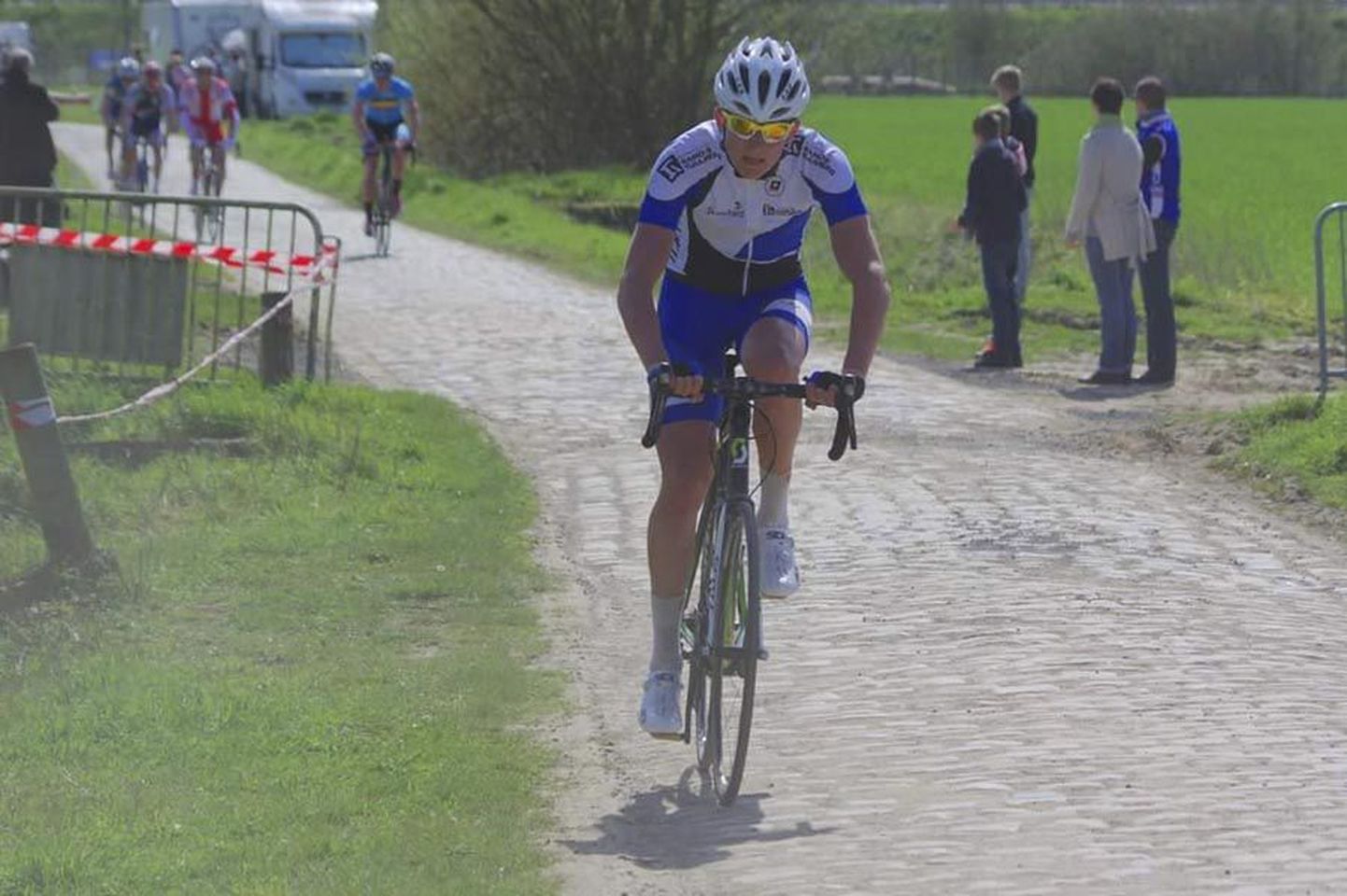 Kristjan Johansonil õnnestus pühapäeval Prantsusmaal peetud juunioride Paris–Roubaix’ võidukihutamisel kogeda suurvõistluse hõngu. Kahjuks pidi ta tehnilise ebaõnne tõttu sõidu katki jätma.