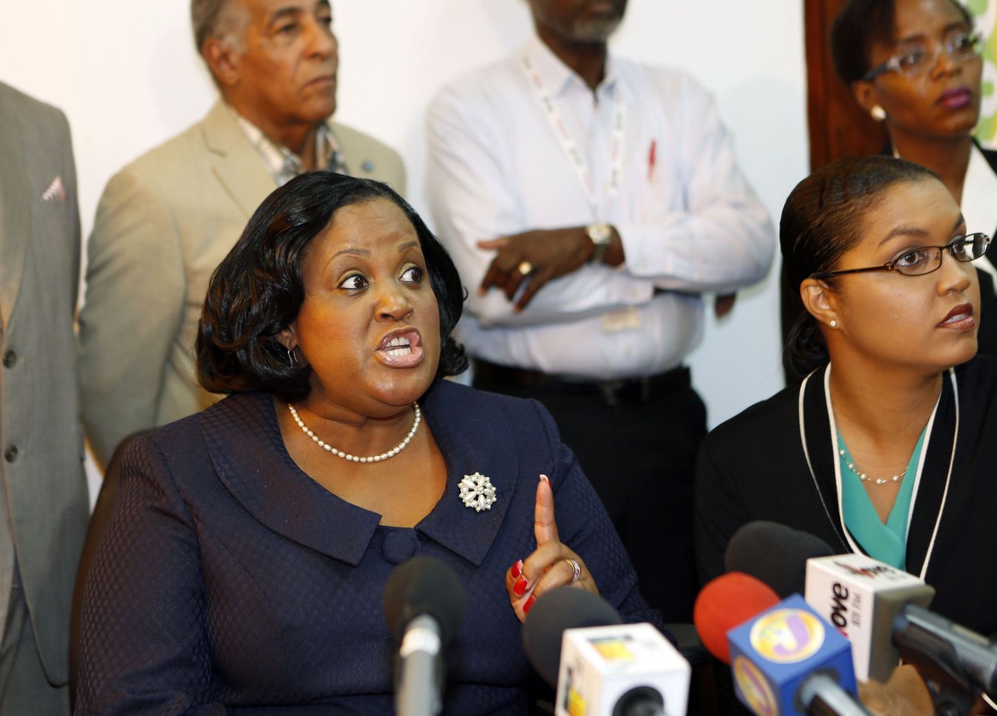 Jamaica spordiminister Natalie Neita-Headley (vasakul) pressikonverentsil selgitusi jagamas.