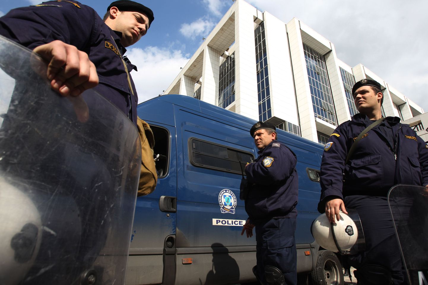 Kreeka politseinikud möödunud aastal endist sotsialistist ministrit Akis Tsochatzopoulost kohtusse toimetamas.