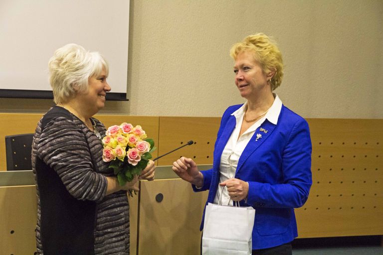 EENA president Anu Viks tänab Marina Kaljuranda.