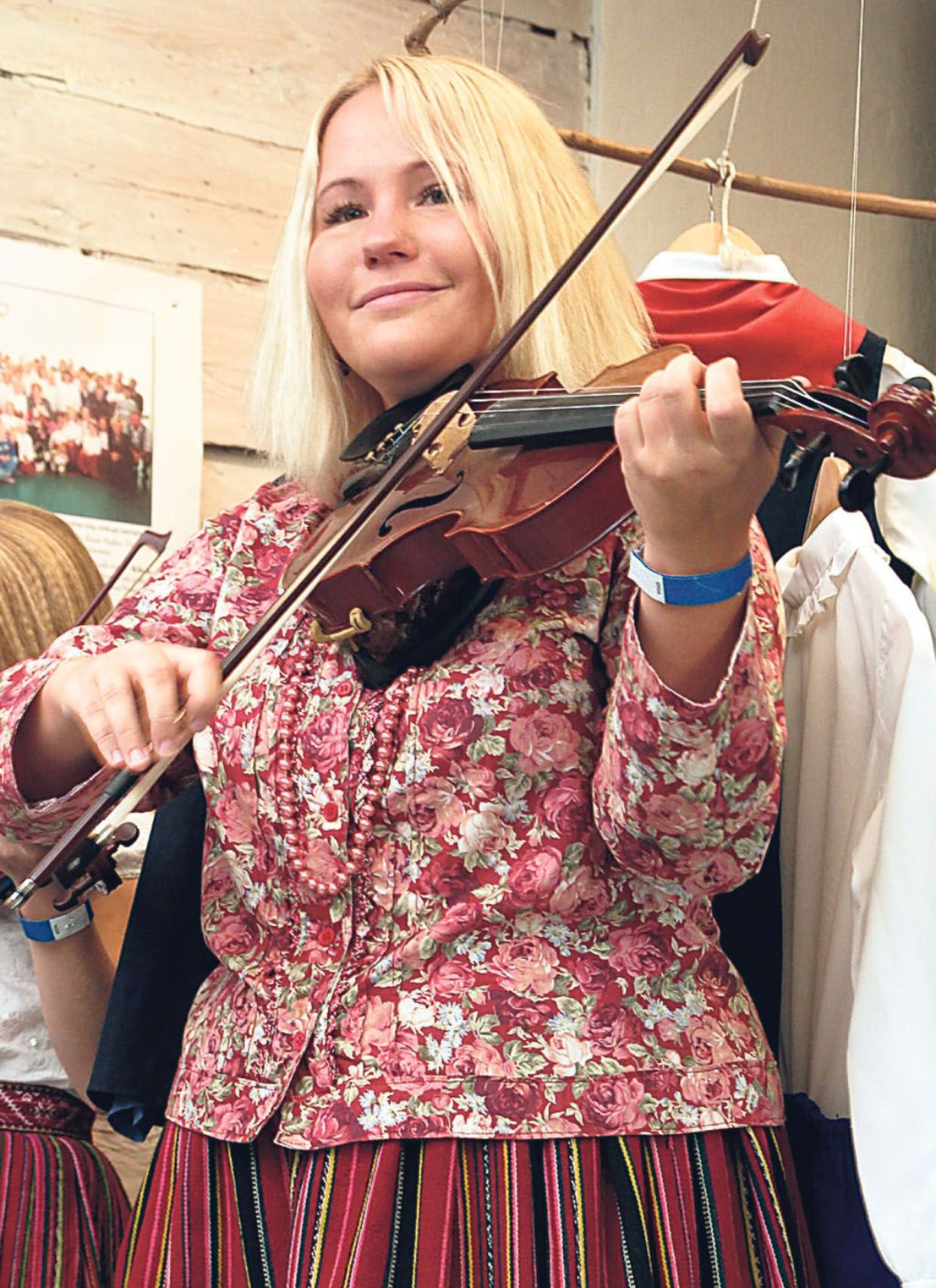 Viiulit mängib õpetaja Maria Michelson.