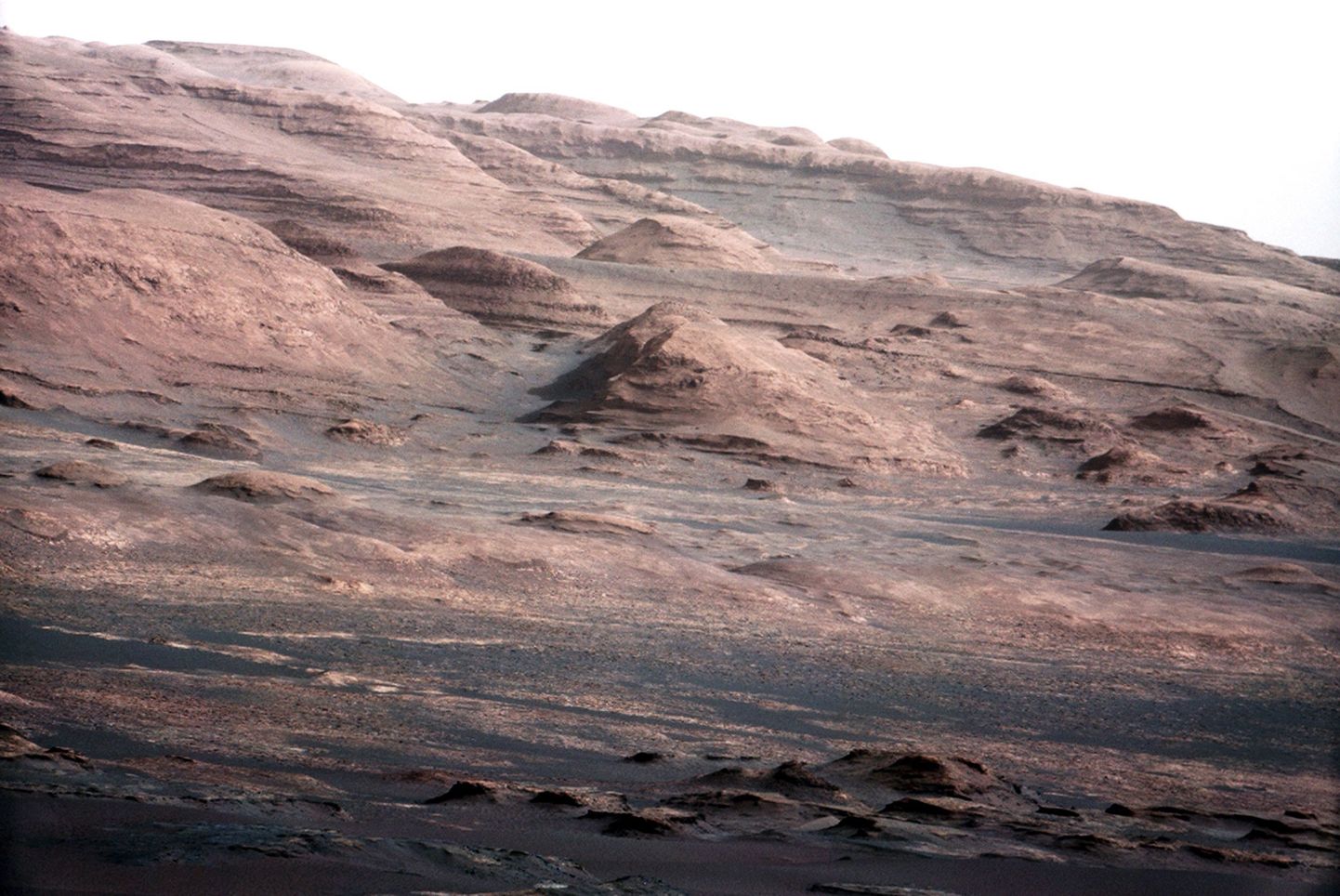 Marsi-kulguri värvifotodel on kummalised kivimoodustised