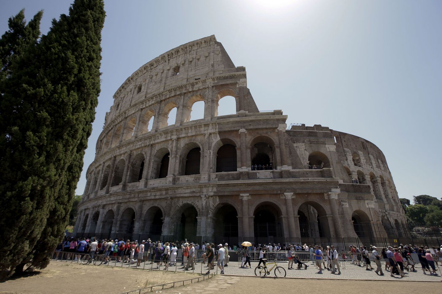 Turistid ümber Colosseumi