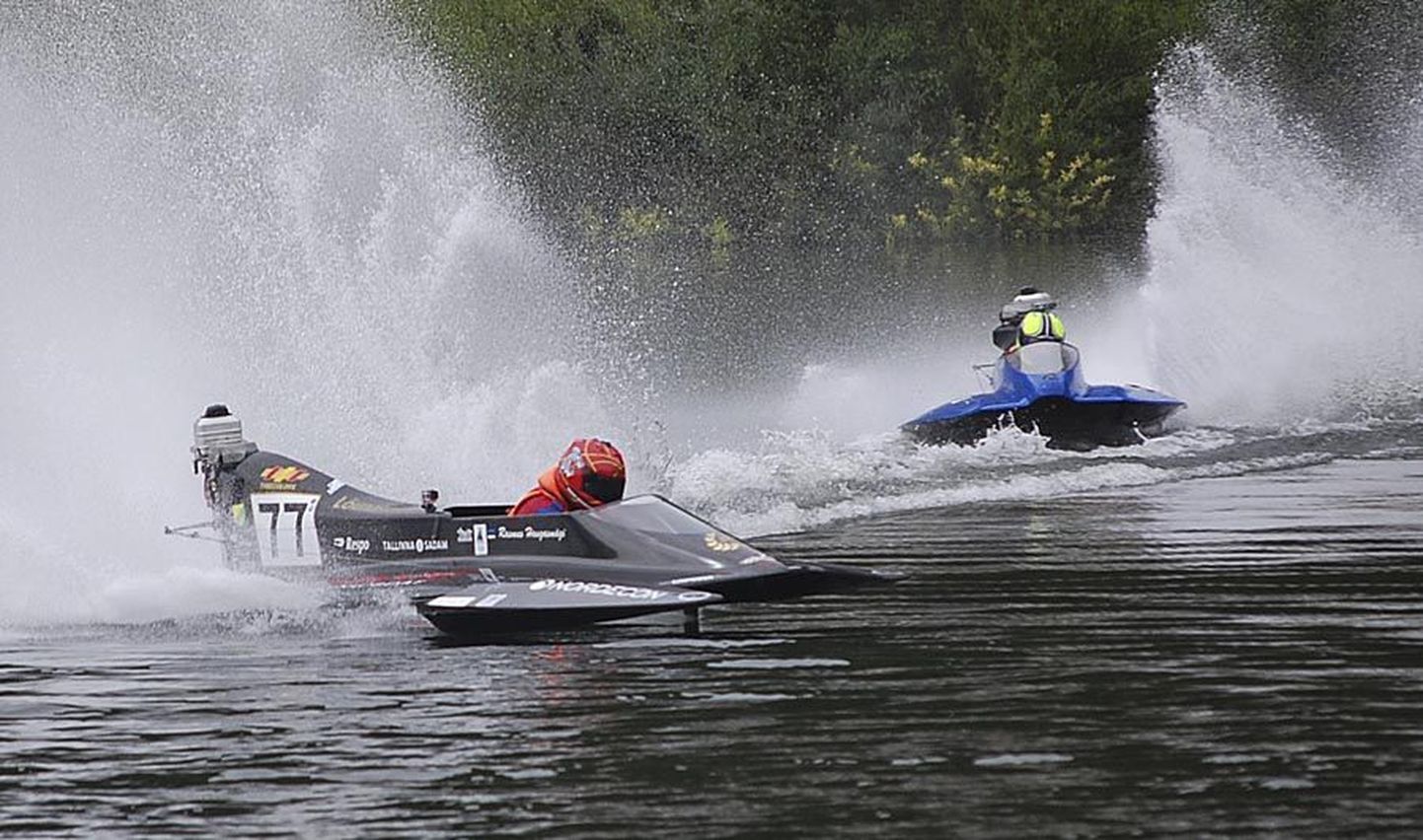 Selle aasta kaks Euroopa kiiremat OSY-400 paadiklassi sõitjat on valitsev maailmameister Rasmus Haugasmägi (number 77) ja Viljandi veemotospordiklubi Nord liige Algo Kuus (paremal).