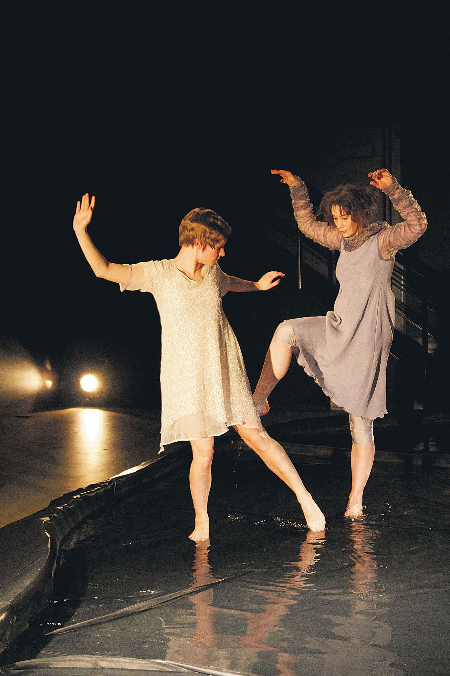 Lavastuses «Kreutzwald meets Dance» tuleb Milena Tuominenil (va­sakult) ja Laura Quinil tantsida põrandal ja vees.