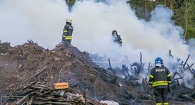 Фото и видео: в Нымме рядом с кладбищем полыхает свалка