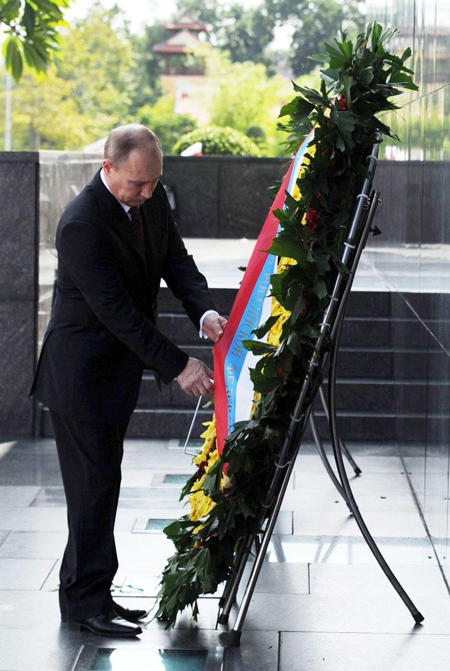 Vladimir Putin eelmise aasta novembris asetamas pärga   Ho Chi Minh’i mausoleumi juures.