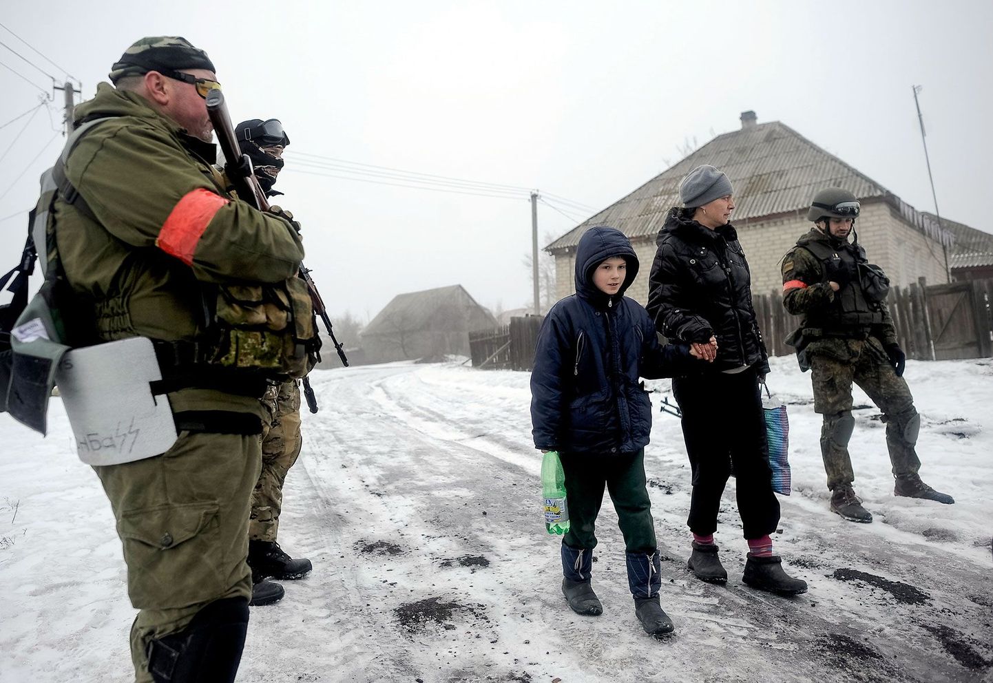 Ukraina sõjaväelased kolmapäeval patrullimas Orikhove külas Luganski piirkonnas.