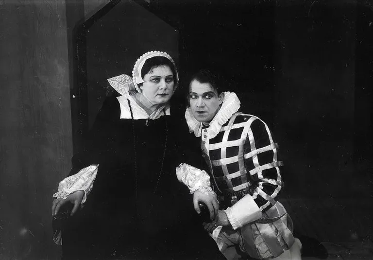 Lavastus «Maria Stuart», Estonia, 1935, osades: Maria Stuart – Liina Reiman, Mortimer – Kaarel Karm. (ETMM _ 4868 Fk 2364/kl); Eesti Teatri- ja Muusikamuuseum;