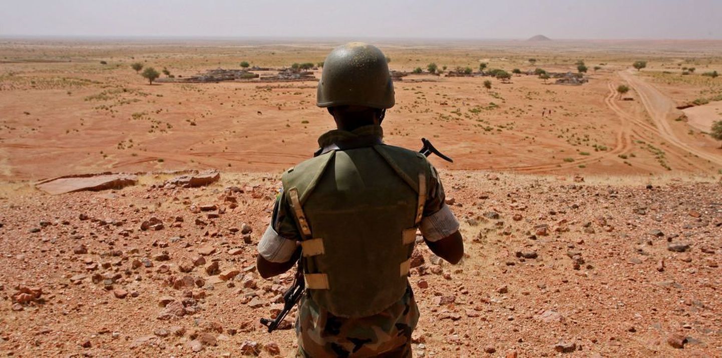 Rahuvalvaja Sudaani põhjaosas kõrbe silmitsemas.