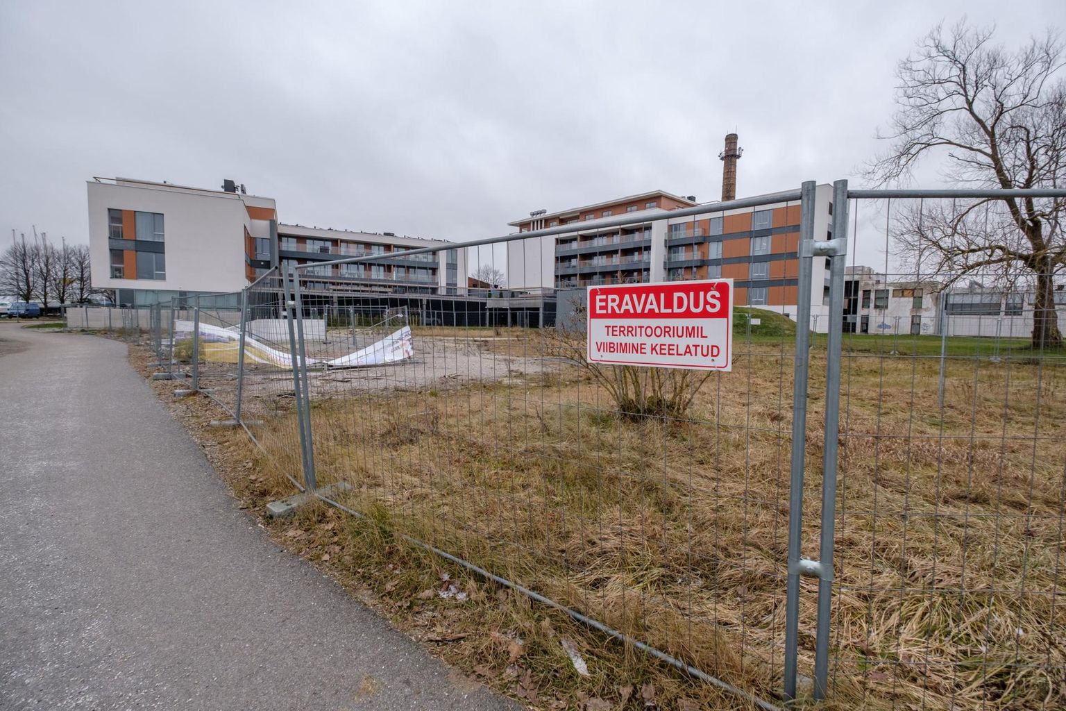 Pärnu linnavalitsus andis Lootsi 10 kinnistule vabatahtlike päästjate maja püstitamiseks ehitusloa tänavu veebruaris. Samal ajal anti välja ka tee-ehitusluba, rajamaks Lootsi tänava pikendus.