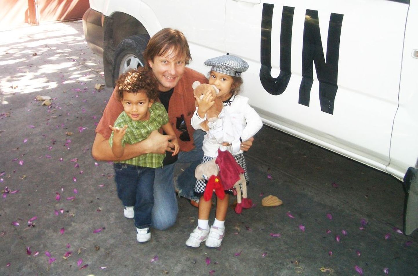 «Kuude kaupa ma enam oma perest eemal olla ei taha,» tunnistab Haiti maavärinast imekombel pääsenud Tarmo Jõeveer. Pildil poseerib ta oma ametiauto taustal kaksikutest lastega.