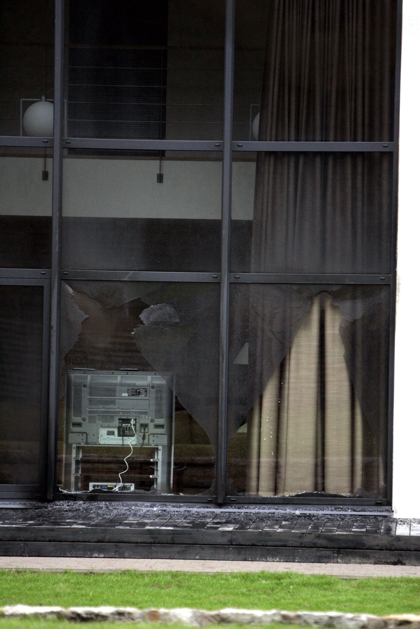 Pildil Maarjamäel süütepudeliga süüdatud  maja aken.