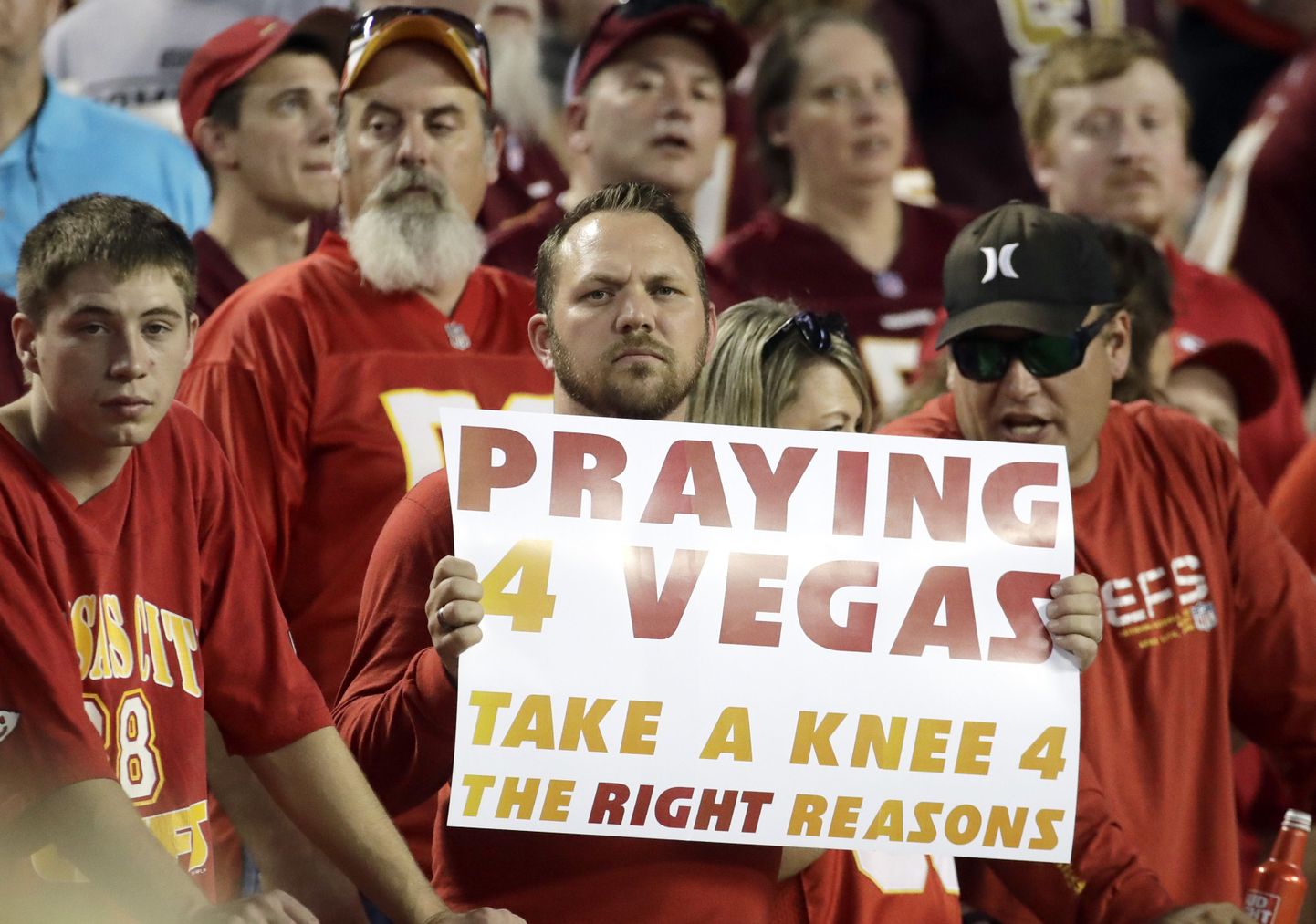NFLi fänn hoiab Kansas City Chiefs - Washington Redskins mängu ajal plakatit käes.