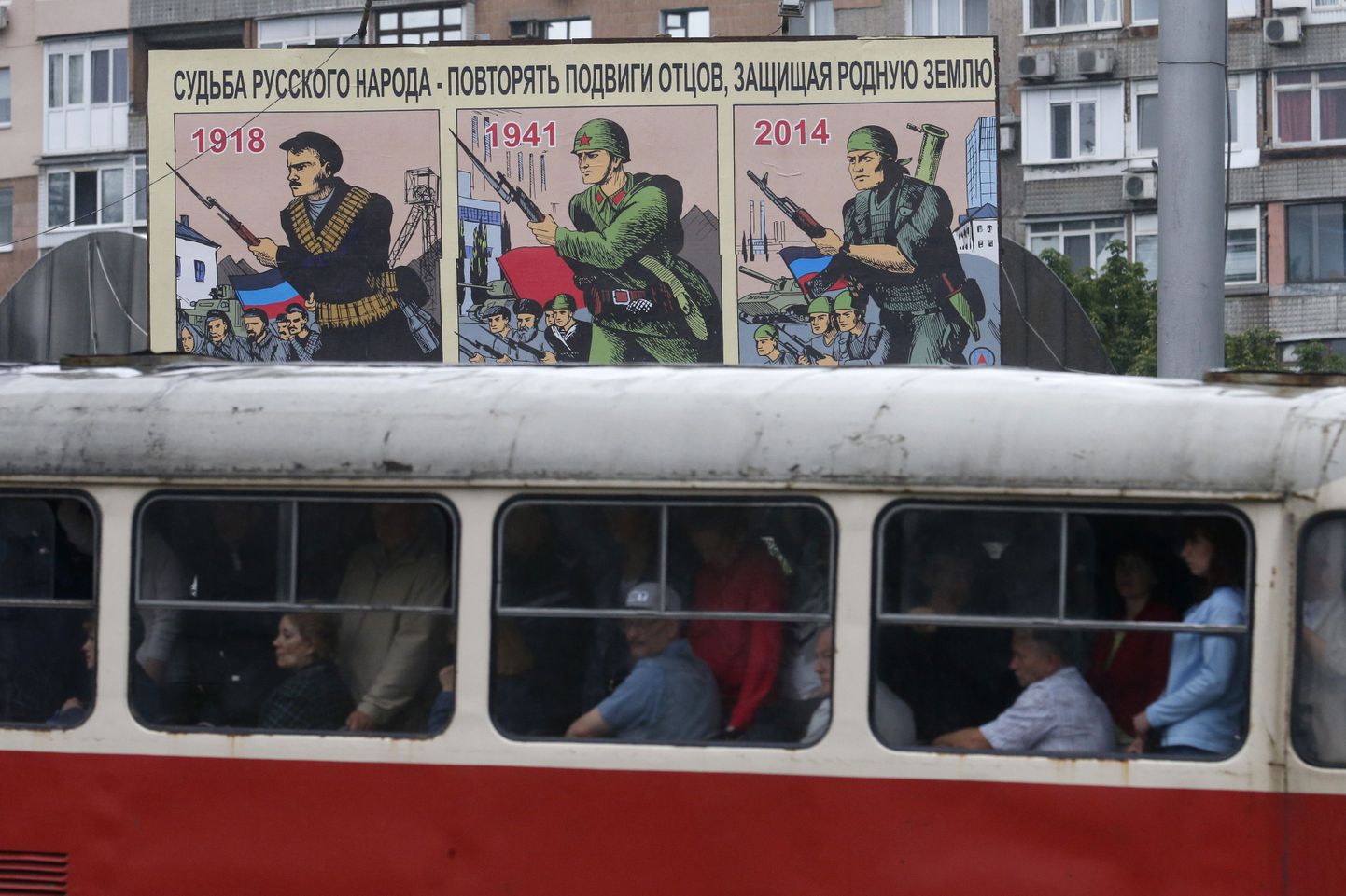 Tramm Donetski niinimetatud rahvavabariigi lippudega plakati taustal.