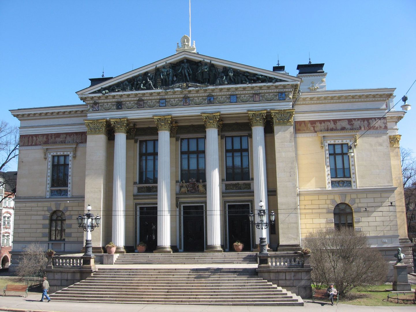 Helsingis Soome Panga vastas asuv Säätytalo.