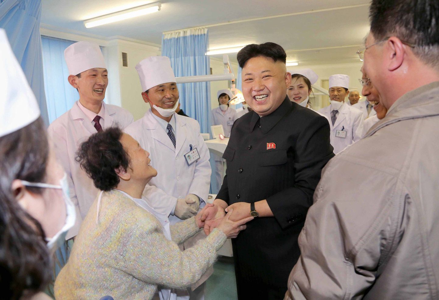 Arstid Põhja-Korea juhi Kim Jong-uni ümber tema visiidil pealinna haiglasse.