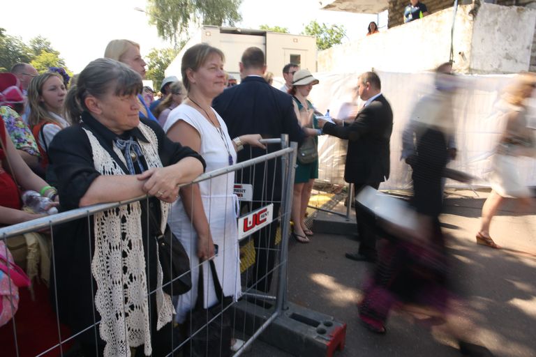 Inimesed on sunnitud laulupidu kuulama VIP-tsooni väravate taga. Foto: Toomas Tatar