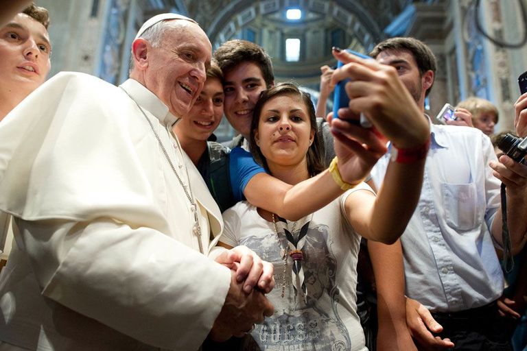 Paavst poseerib noortega Püha Peetruse basiilikas.