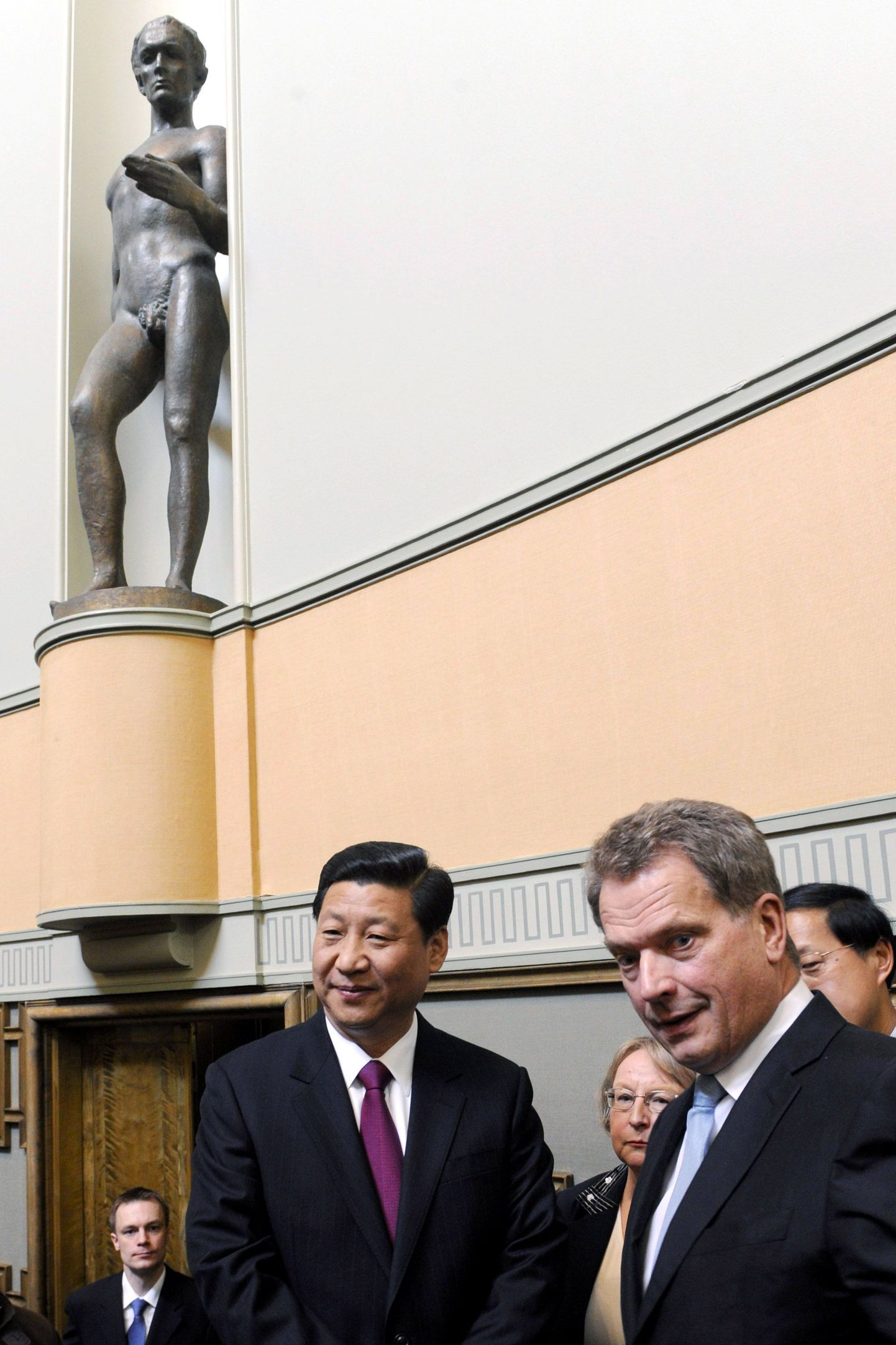 Soome parlamendi spiiker Sauli Niinistö (paremal) koos Hiina asepresidendi Xi Jinpingiga märtsis 2010.