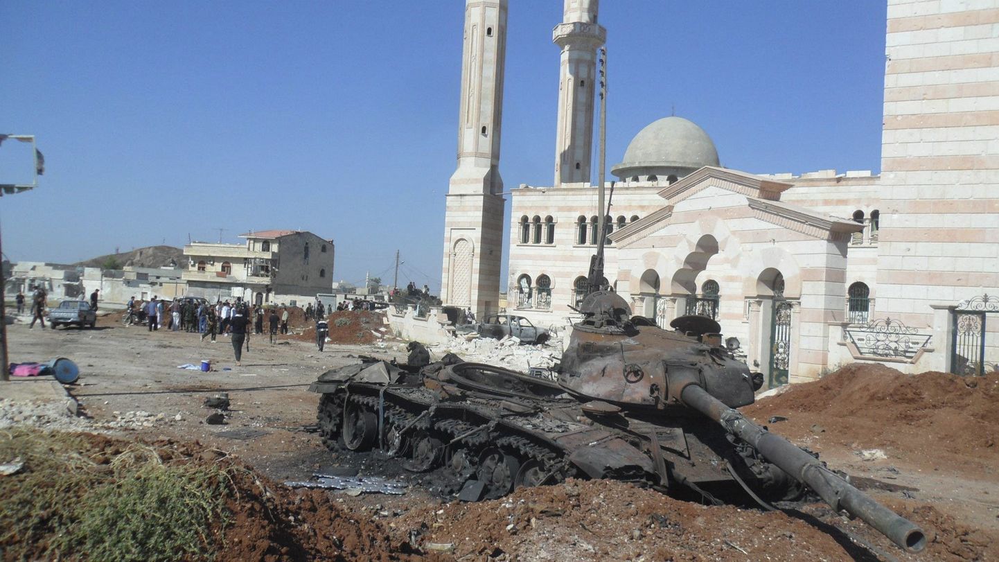 Lahingud Süürias jätkuvad. Pildil valitsusvägede purustatud tank Azzaze linnas.