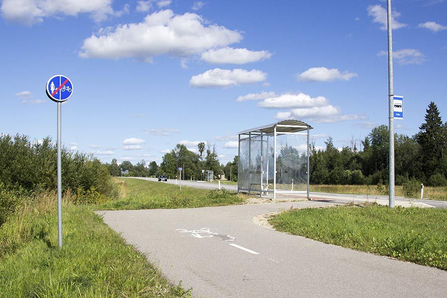 Viljandi linna piirist Tartu poole kulgev kergliiklustee pikeneb novembri lõpuks paari kilomeetri jagu.