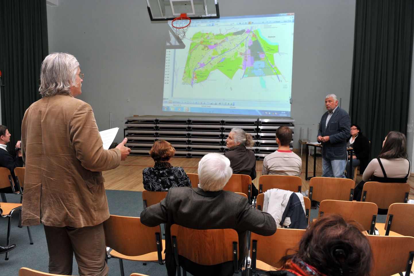 Linnaplaneerimise ameti planeeringute osakonna juhataja Martti Preem (taga paremal)selgitas nõmmelastele linnaosa üldplaneeringut.