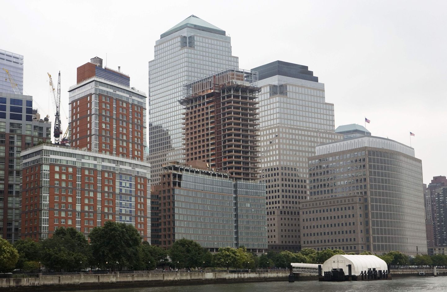 NYMEXi hoone (paremal) on osa Maailma  Majanduskeskusest.