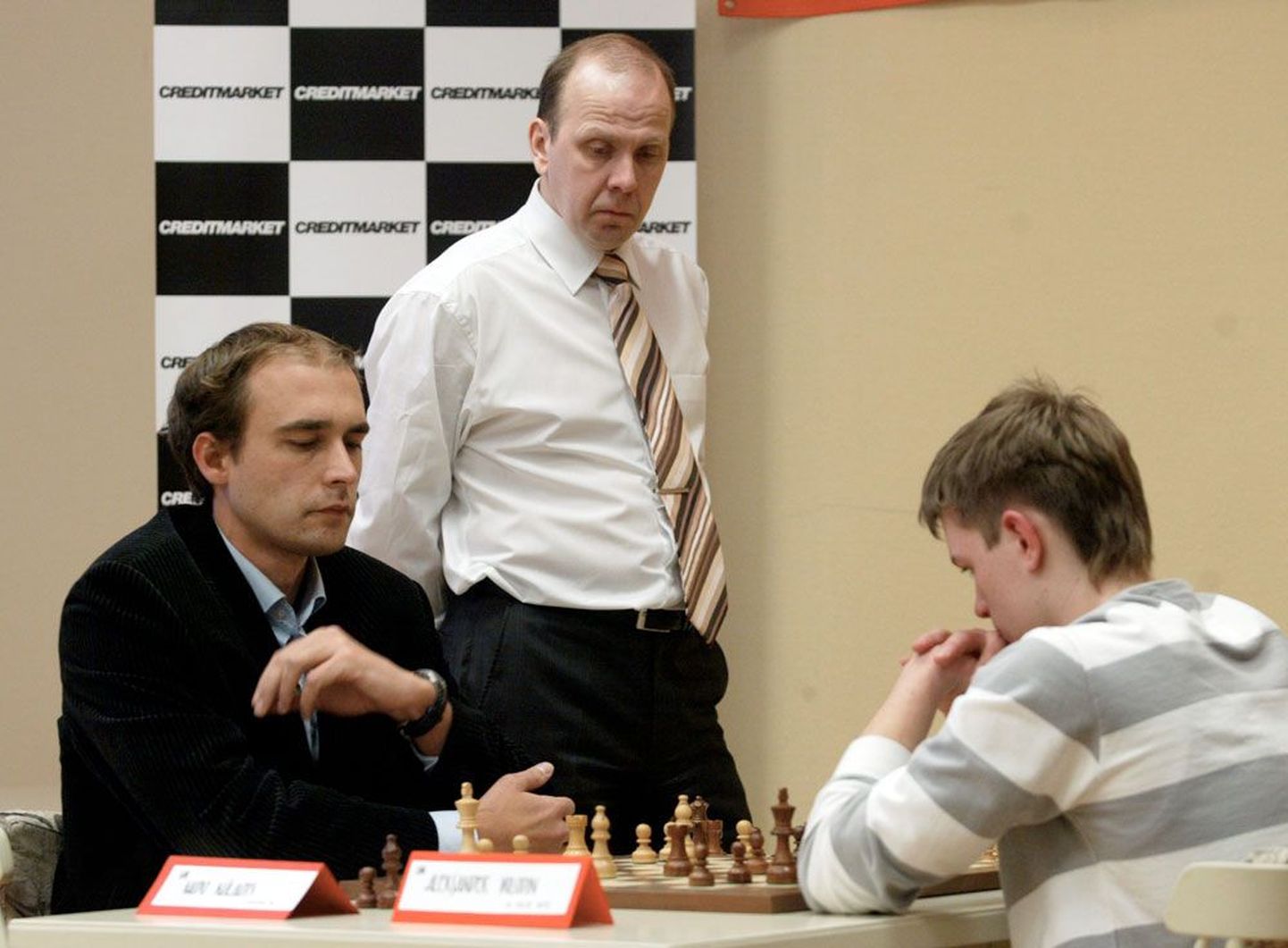 Hetk 2009. aasta Eesti meistrivõistlustelt. Hendik Olde (seisab) jälgib suurmeister Kaido Külaotsa partiid.