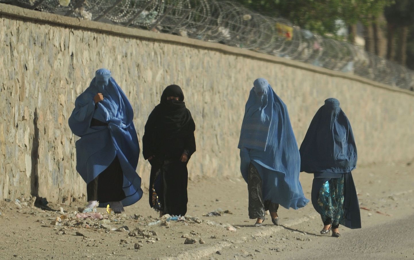 Burkadesse riietunud naised.