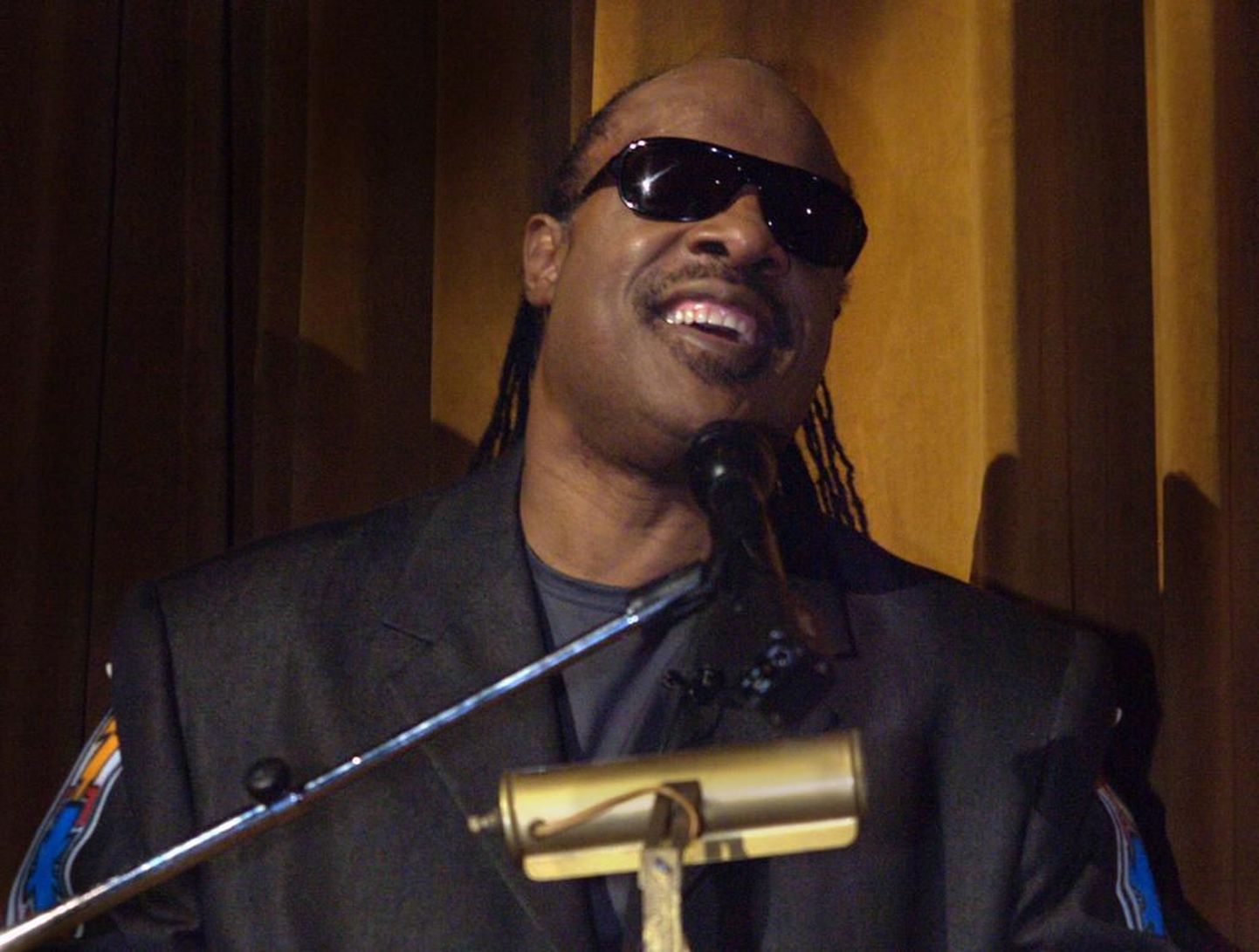 Stevie Wonder tutvustamas  uuelaadset muusikavideot.