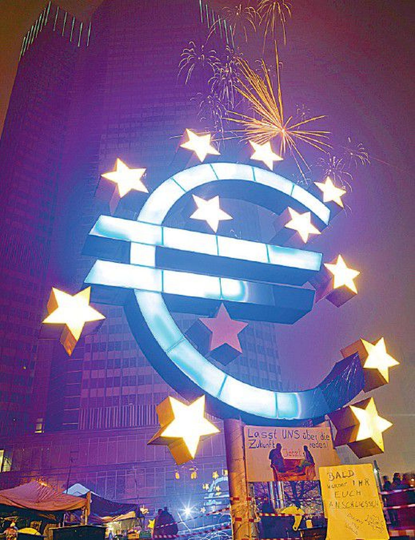 В новогоднюю ночь около здания Европейского Центробанка во Франкфурте также отмечали и десятилетие начала обращения единой европейской валюты.