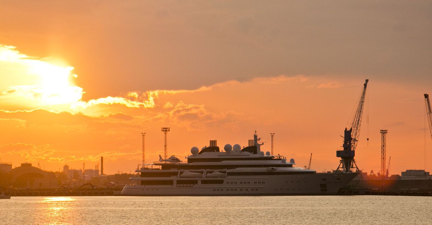 Katari emiiri superjaht Tallinna sadamas