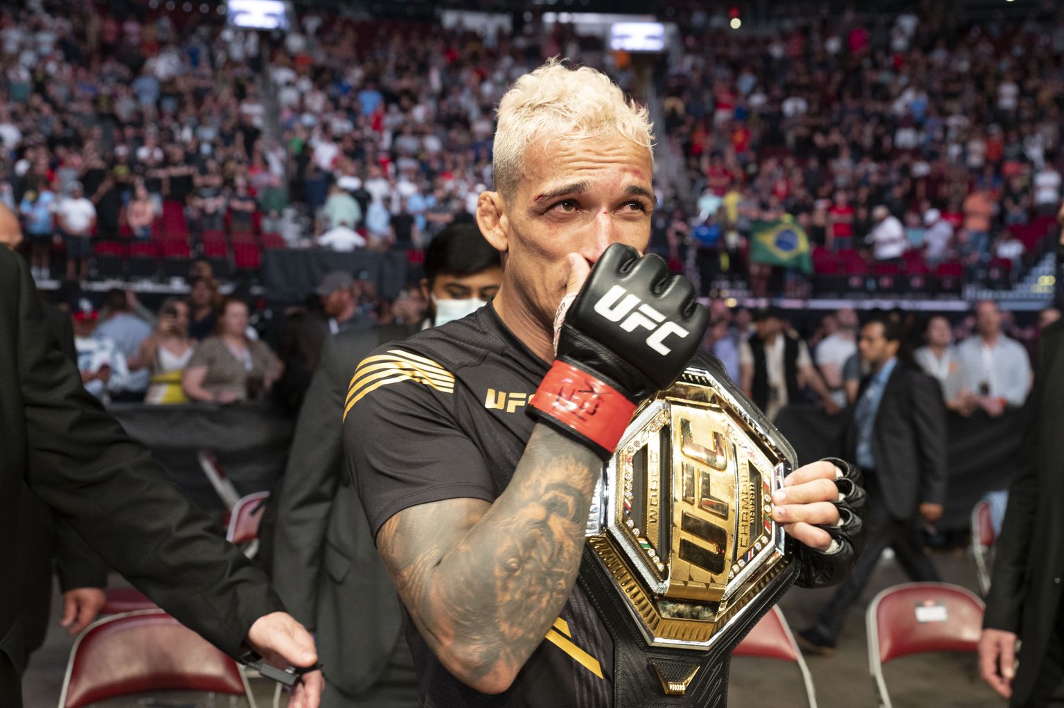 Charles Oliveira.