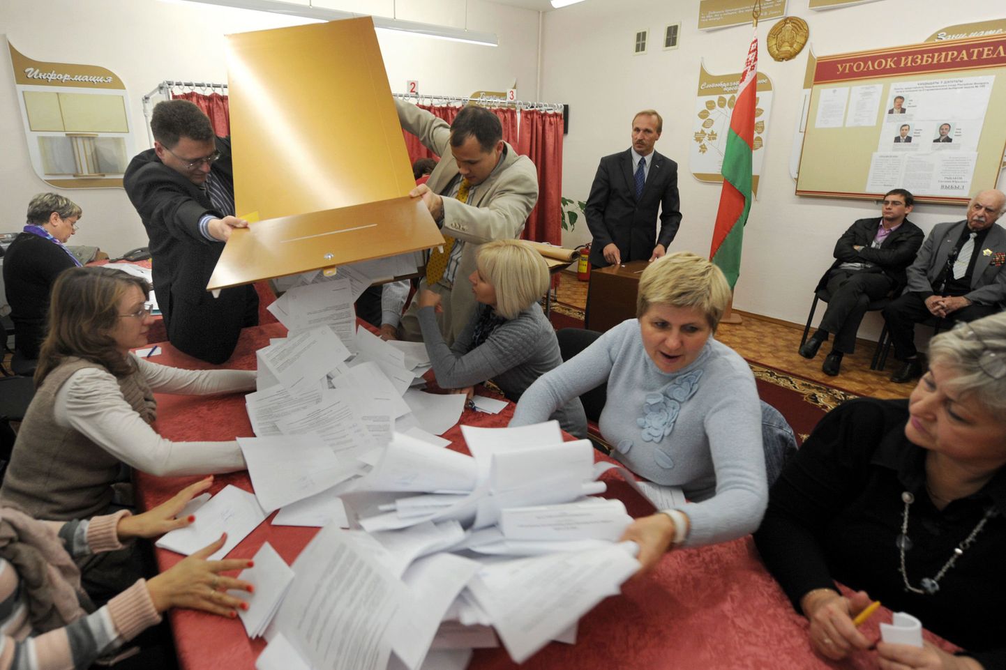 Häälte lugemine Minski valimisjaoskonnas.