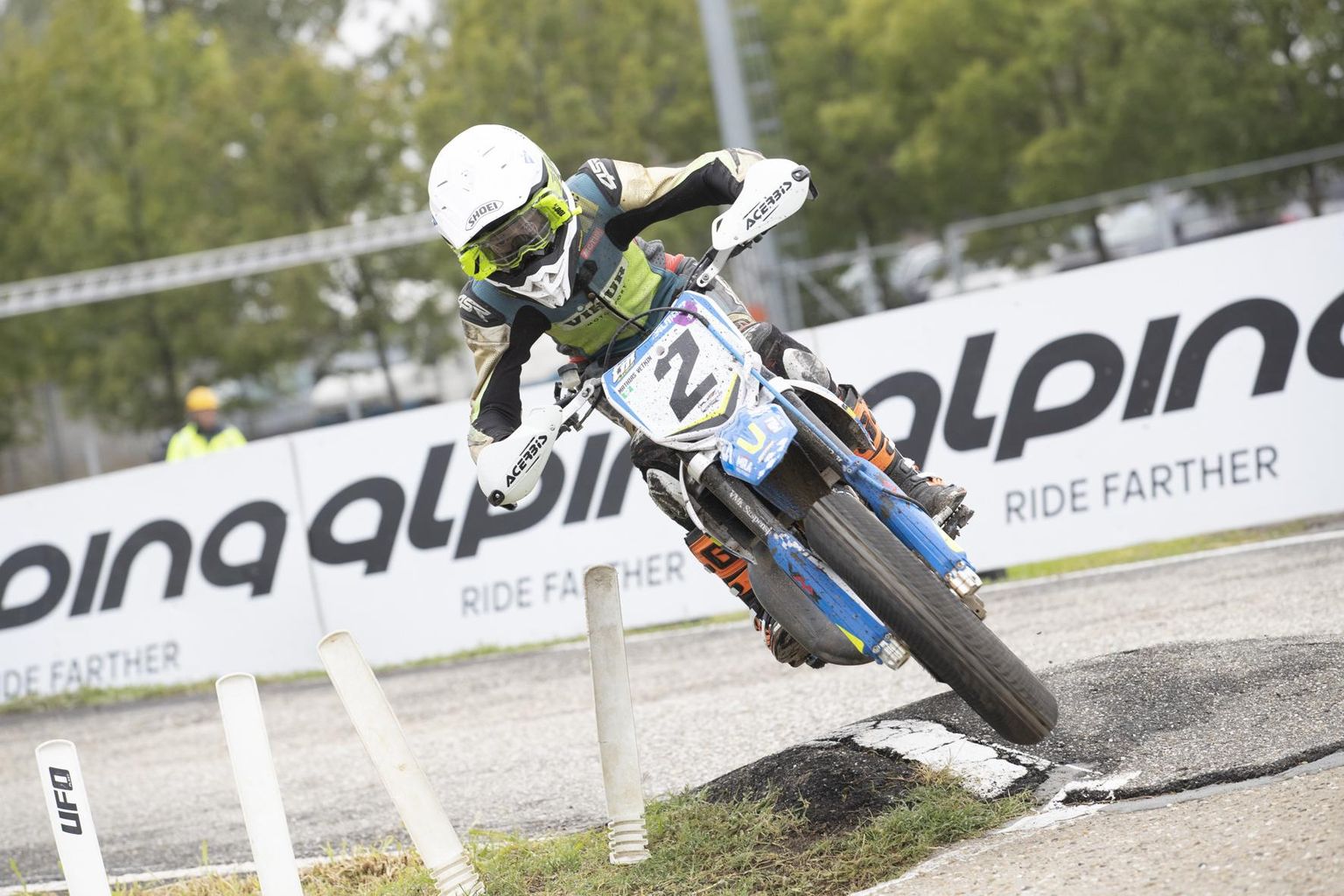 Pärnu motokubi kasvandik Mathias Vetkin kihutab supermoto juunioride Euroopa meistrivõistlustel medalikursil.