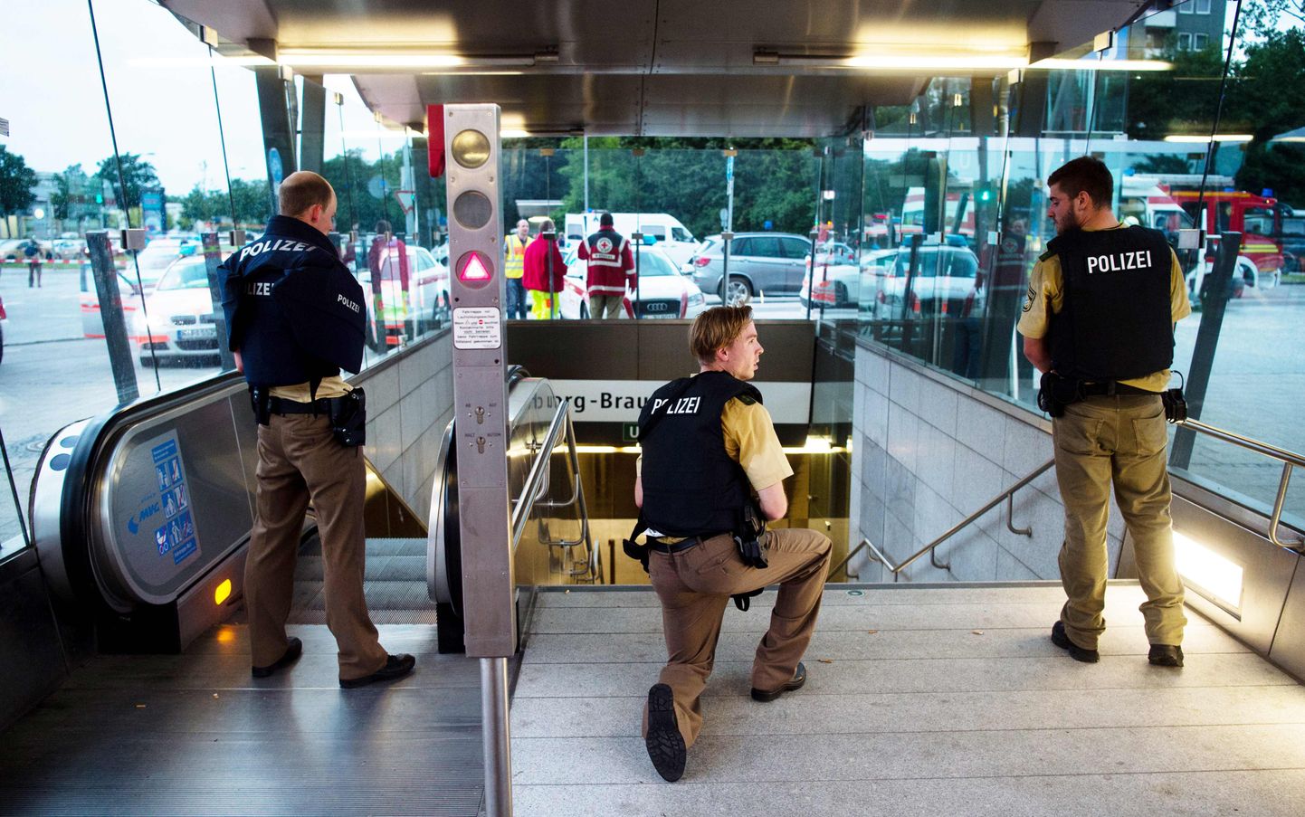 Полиция блокирует метро, после стрельбы в торговом центре в Мюнхене.